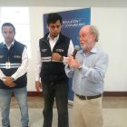 Carlos Muentes, responsable nacional de Sanibanano; Juan Fernando Larco, analista de relaciones internacionales de Agrocalidad y James Dale, líder del programa de banano de la Universidad Tecnológica de Queensland, en Guayaquil.