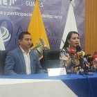 La presidenta del CNE junto al delegado electoral del Guayas, John Gamboa.
