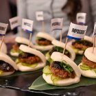 Impossible Food"s presentó su hamburguesa de cerdo, sin gota de cerdo.