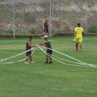 Dos de los utileros toreros marcan la cancha previo al inicio de la práctica en Manta.