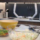 El Bot Chef de Samsung se resume a unos brazos robóticos capaces de sujetar varios utensilios de cocina y, por ejemplo, cortar o freír.