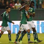 El jugador ecuatoriano es felicitado por sus compañeros luego de anotar los dos goles con su equipo.