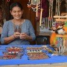 Diseños. Las bisuterías que elaboran las mujeres indígenas son muy apreciadas por los turistas que visitan constantemente la comunidad