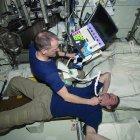 El astronauta Tom Marshburn realiza una exploración del cuello del astronauta Chris Hadfield en la ISS.