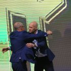 Jorge Célico abraza a Jordi Cruyff en su presentación oficial. A partir de ahora terminó, de manera oficial, el encargo del argentino en la tricolor.