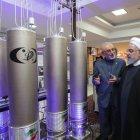 El presidente iraní Hassan Rouhani (D) inspeccionando la tecnología nuclear con motivo del Día Nacional de Tecnología Nuclear de Irán, en abril del 2019.