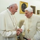 El papa Francisco junto al papa emérito Benedicto XVI (D) en diciembre del 2018, en el Vaticano.