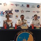 La reina de Guayaquil y autoridades de la Dirnea anuncian el evento deportivo.