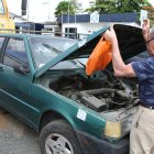 Bolívar Moreno verifica en qué condiciones se encuentra su vehículo, que permanece desde hace tres años en el canchón del norte.