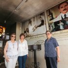 Martha Béjar, presidenta de la Agrupación Cívica Social y Cultural de Urdesa, junto a dos devotas del hermano Gregorio.