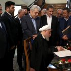 TEHERÁN.  El presidente iraní, Hasan Rohani, firma una declaración oficial por las víctimas del vuelo de línea aérea de Ucrania.