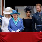 La reina Isabel II, acompañada de la familia real, en el balcón del palacio de Buckingham.