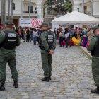 CARACAS. Elementos de seguridad del Gobierno de Nicolás Maduro, cercan los ingresos a la sede del Parlamento.