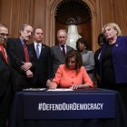 La presidenta de la Cámara de Representantes de los Estados Unidos, Nancy Pelosi  firma los artículos de juicio político contra el presidente Donald Trump.