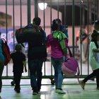 SAN PEDRO SULA. Miércoles, por la madrugada. Miembros de una familia llega hasta el área central de esta ciudad hondureña para sumarse a la caravana.