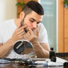 Hombre viendo su barba.