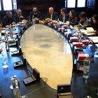 El presidente del Parlament, Roger Torrent (c), al inicio de la reunión de la Mesa del Parlament que aborda la situación del presidente catalán, Quim Torra, a quien Cs exige retirar el escaño como diputado, mientras que Torrent prevé impulsar un recurso ante el Tribunal Supremo contra la retirada de su credencial como diputado.