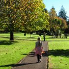 Caminar por áreas verdes ayudar a conservar pensamientos positivos.