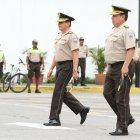 Hecho. Momento previo a que se realice el cambio de mando entre el general Ramiro Ortega (derecha) y el también general Víctor Aráus