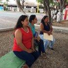 Las madres esperan a que sus hijos rindan el examen, en los exteriores de la unidad educativa Provincia de Tungurahua, en el norte de Guayaquil.