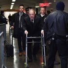 Del otrora hombre poderoso de Hollywood, hoy se ve a un hombre frágil y discapacitado.