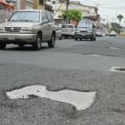 Avenida. El pavimento de la calle Eleodoro Avilés tiene más de 15 baches.