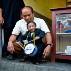 Khagendra Thapa Magar fue declarado el hombre más pequeño del mundo capaz de caminar, luego de su cumpleaños número 18.