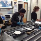 Las coautoras del estudio, tomando muestras del límite Cretácico/Terciario en un sondeo.