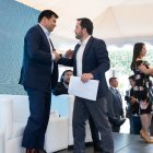 El ministro de Inclusión Económica y Social Iván Granda (d) entrega al presidente de la Asamblea, César Litardo el proyecto de Código de la Niñez