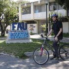Docente de la Universidad de Guayaquil se traslada en bicicleta.


PERIODISTA : KARLA LOPEZ 



FECHA : 16/09/2019 



Agencia (ag-extra)