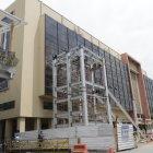 La construcción de la aerovía cubre una parte del edificio de la Casa de la Cultura, en el centro de Guayaquil.