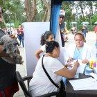 Lorena Ullauri (c) firma el acta de compromiso para la adopción de Bendición