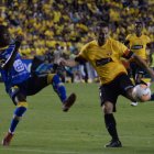 El italiano Alessandro Del Piero (d) fue el centro de atracción en la Noche Amarilla.