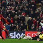 El delantero egipcio Mohamed Salah vence al golero del United, Albert De Gea, para poner cifras definitivas.