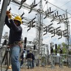 Un técnico trabajando en una de las conexiones eléctricas.