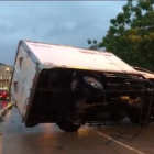 Un furgón se volcó frente a las salas de velación