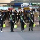 INCHEON. Un grupo de personal de la Sanidad de Corea del Sur, desinfecta un tramo aledaño al aeropuerto de esta localidad.