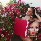 Rihanna junto a su autobiografía.