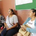Madres de familia de una unidad educativa en Guayaquil esperaban a que sus hijas terminaran la evaluación durante la tarde del 21 de enero.