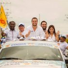 Recuerdo. El entonces candidato a concejal y actual vicealcalde de la ciudad, Josué Sánchez, hizo un recorrido con los dirigentes de Mucho Lote 2, durante la campaña electoral. Nueve meses después, los mismos líderes barriales exigen su presencia en el sector y las obras ofrecidas.