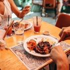 Los fines de semana comemos más tarde que de costumbre y eso afecta al peso.