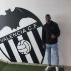 El delantero africano Senga Nicolás Kata negocia su incorporación al Delfín por pedido del técnico español Ángel López.