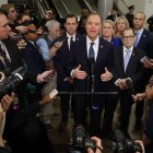 Miembros de la Cámara de Representantes dialogan con la prensa antes del reinicio del  juicio.