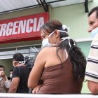 Un grupo de personas se atiende en un hospital de Guayaquil en el 2009, por un brote de AH1N1.