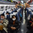 WUHAN. Decenas de personas viajan en tren hacia esta ciudad china, que fue declarada en cuarentena.