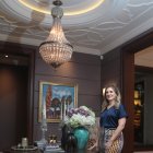 Su estilo es no ‘casarse’ con ningún estilo. Se considera naturalmente contemporánea, transicional, atemporal.