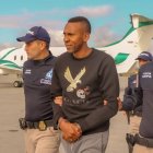 El exjugador Jhon Viáfara cuando es trasladado a un avión que lo llevará a suelo norteamericano,