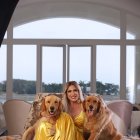 Luce vestidos para actos protocolarios, pero si es por comodidad, el jean es su mejor aliado en jornadas que pueden durar 18 horas diarias.