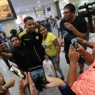 Los hinchas de Barcelona aprovecharon para tomarse fotos con los jugadores.

Agencia (ag-extra)