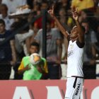 Fidel Martínez celebra el primer gol canario ante Progreso en Uruguay.